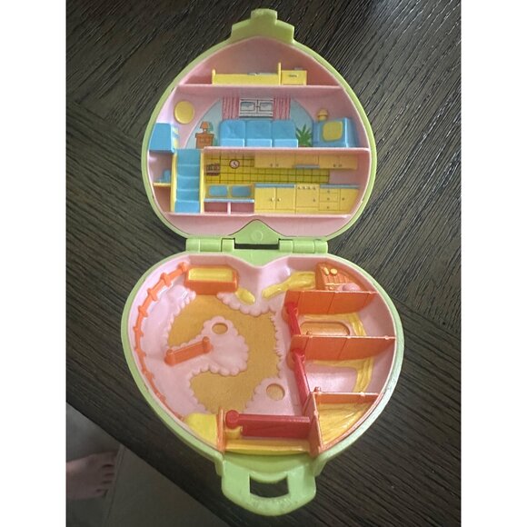 Pony club  Polly Pocket Heart-Shaped Compact 1989 By Bluebird Toys no figures - Picture 1 of 3